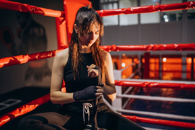 Joven boxeador entrenando en el gimnasio