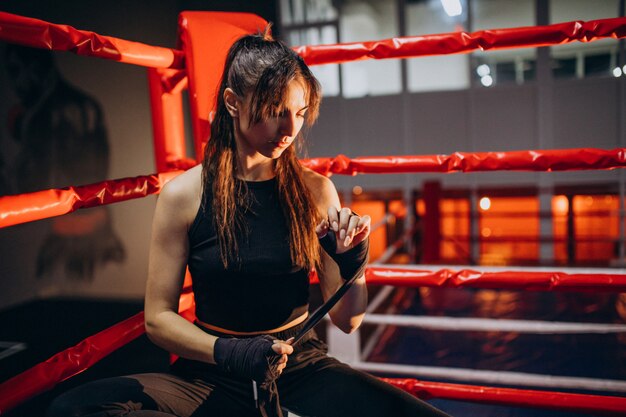 Joven boxeador entrenando en el gimnasio