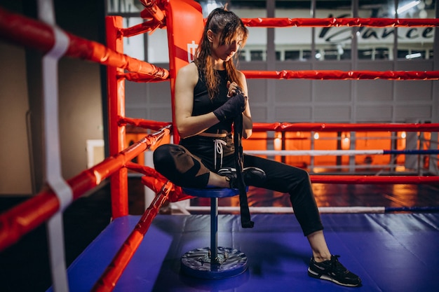 Joven boxeador entrenando en el gimnasio