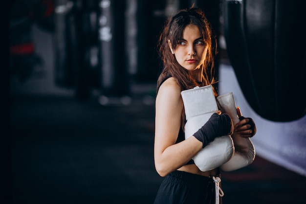 Joven boxeador entrenando en el gimnasio