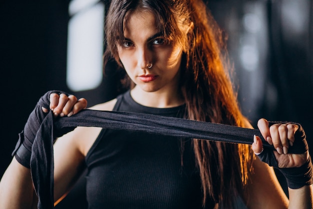 Foto gratuita joven boxeador entrenando en el gimnasio