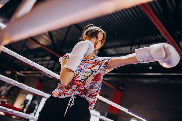 Joven boxeador entrenando en el gimnasio