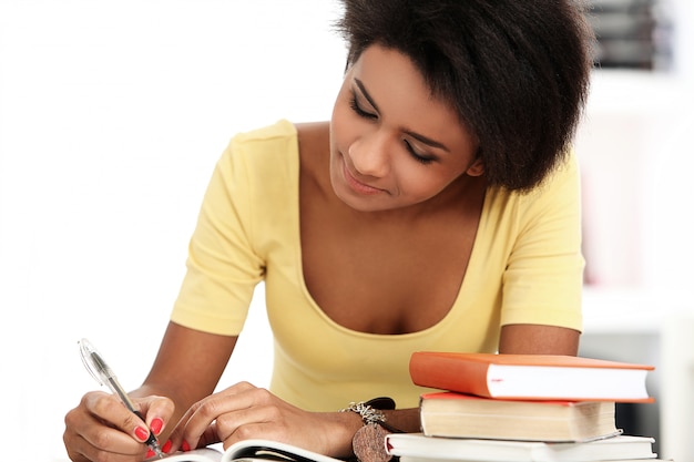 Joven brasileña leyendo libros