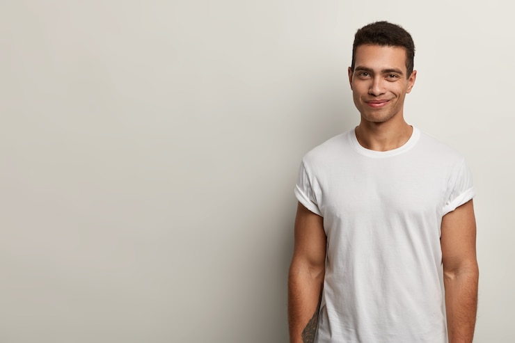 Foto gratuito joven brunet con camiseta blanca