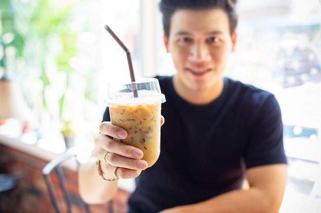 Joven y café helado