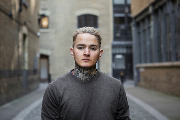 Joven en las calles de Londres