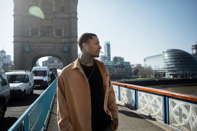 Joven en las calles de Londres