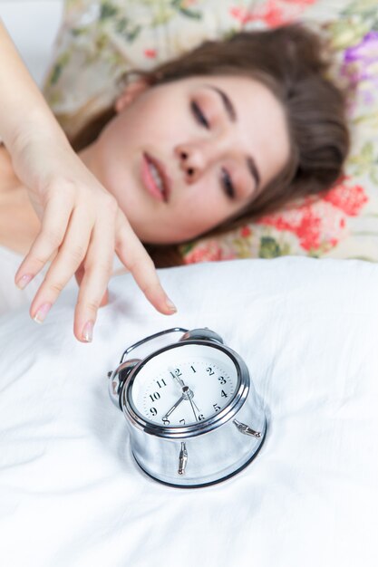 La joven en la cama