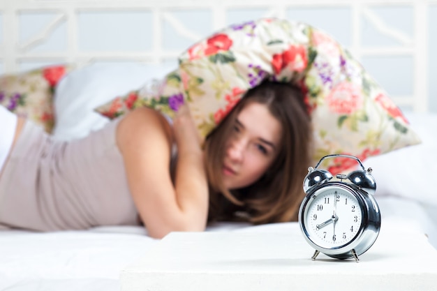 La joven en la cama