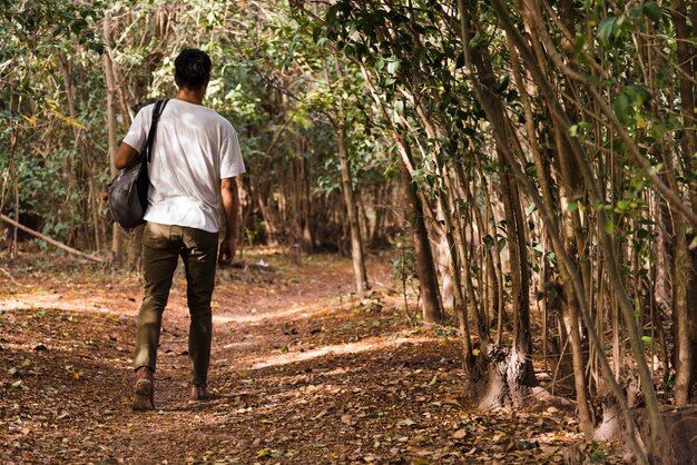 Joven caminando en el bosque