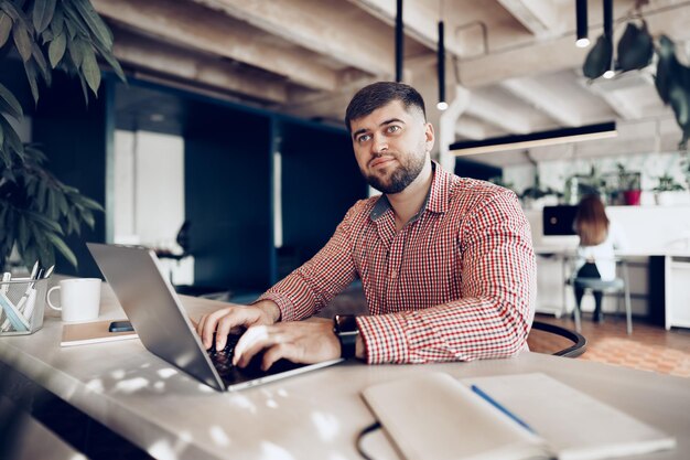 Joven en camisa casual trabajando en equipo en la oficina