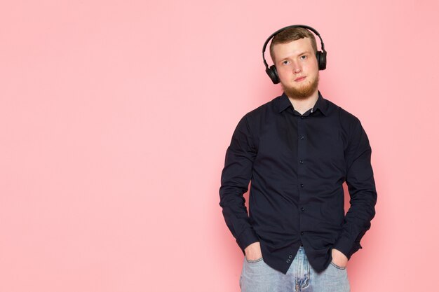 Joven de camisa negra con auriculares negros