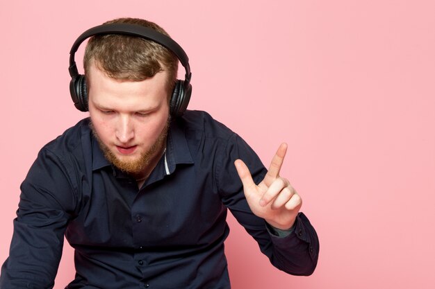 Joven de camisa negra con auriculares negros