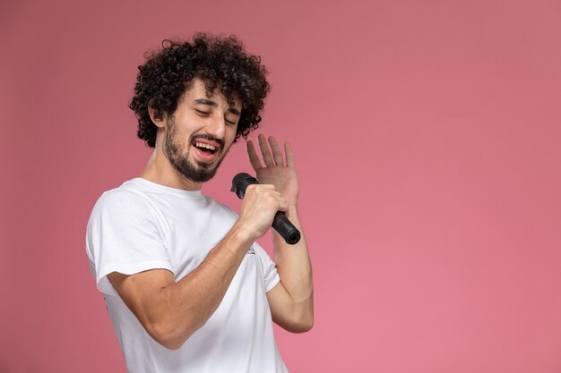 joven cantando con su micrófono