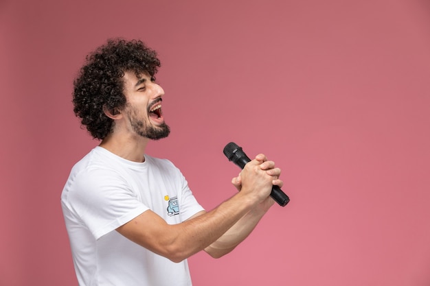 joven cantando con su voz de cabeza