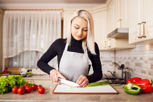 Joven casa hermosa comida cocina