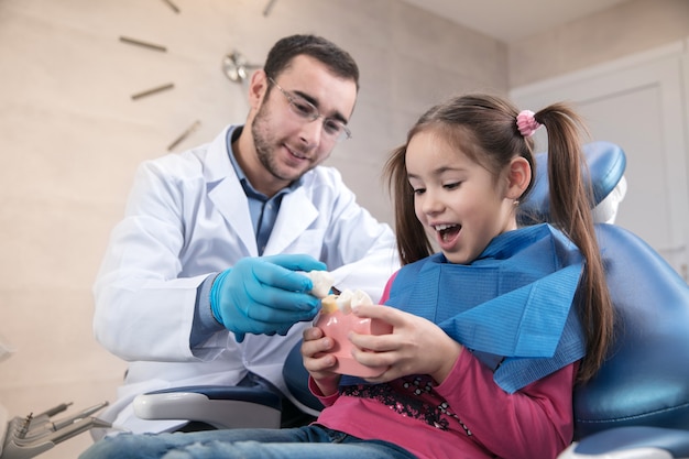 Joven caucásica visitando el consultorio del dentista