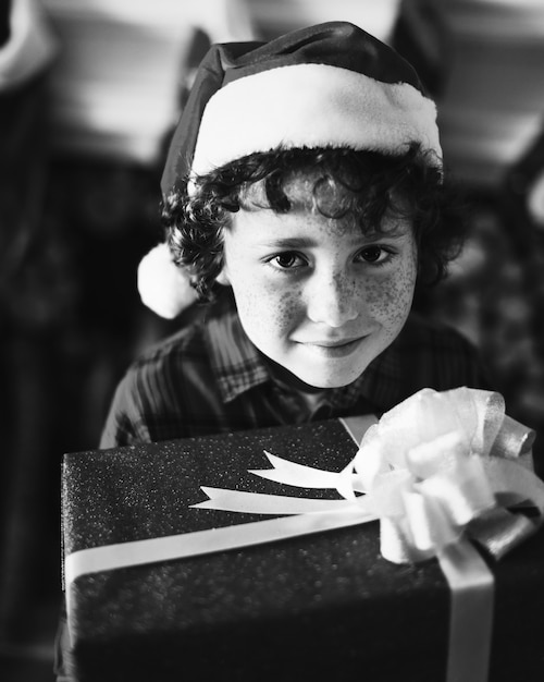 Joven caucásico con un regalo de Navidad