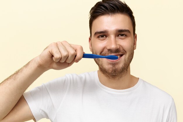 Joven, cepillar sus dientes