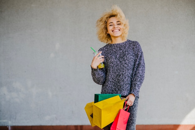 Foto gratuita joven chica de moda con bolsas de papel