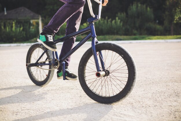 Joven ciclista de BMX