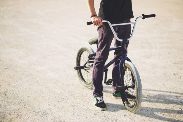 Joven ciclista de BMX