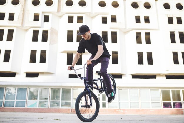 Joven ciclista de BMX