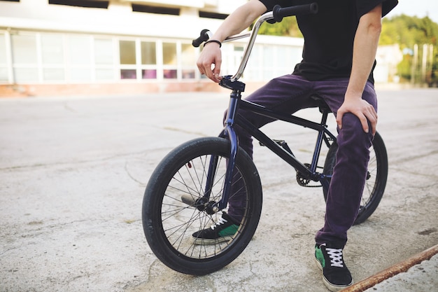 Joven ciclista de bmx