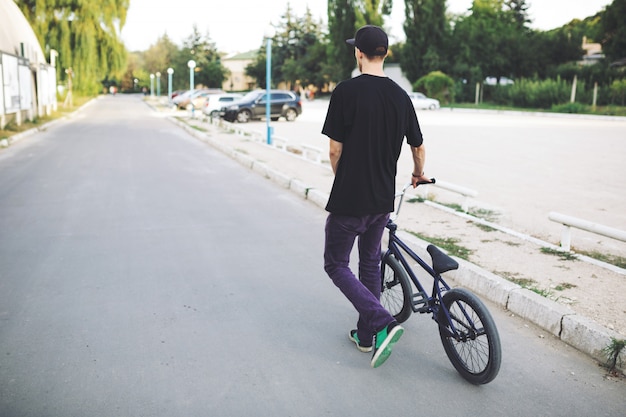 Joven ciclista de BMX