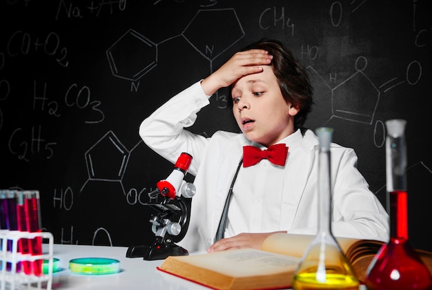 Joven científico en el laboratorio