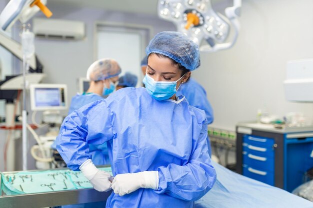 Joven cirujana en el teatro preparándose para operar a un paciente