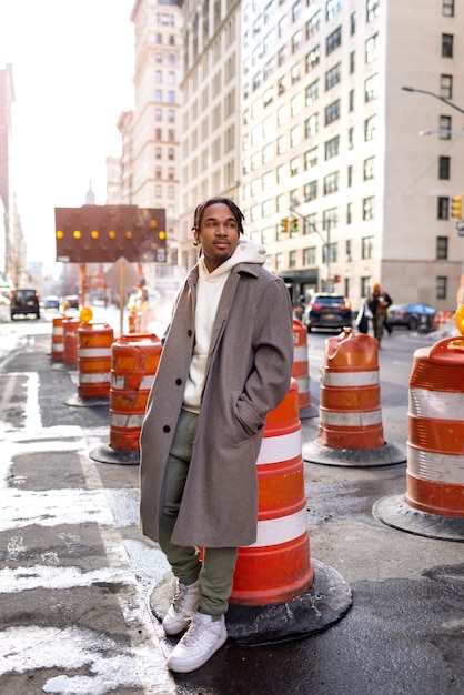 Foto gratuita joven en la ciudad de nueva york durante el día