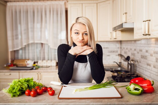 Joven cocina cocina casa