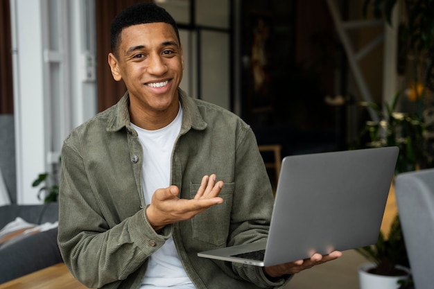 Foto gratuita joven compañero de trabajo pasando tiempo en la oficina