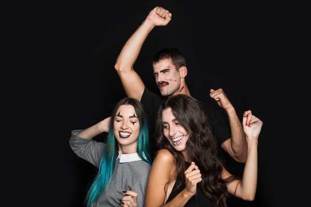 Foto gratuita joven compañía bailando en la fiesta de halloween