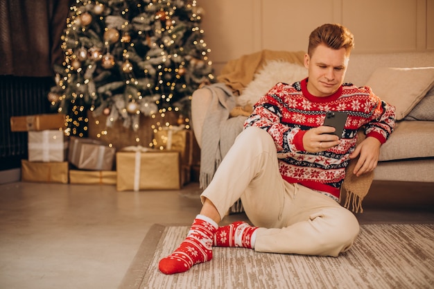 Joven de compras en Navidad