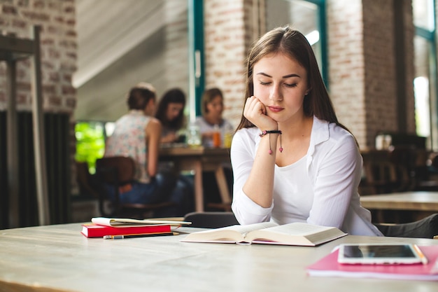 Foto gratuita joven concentrada en la lectura