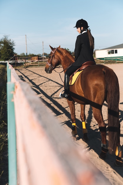 Joven concentrada sentada en su caballo.