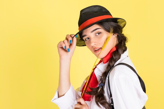 Foto gratuita joven confiada mirando a un lado sobre fondo amarillo foto de alta calidad