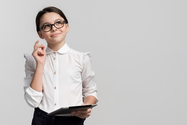 Joven corporativa con lentes mirando a otro lado