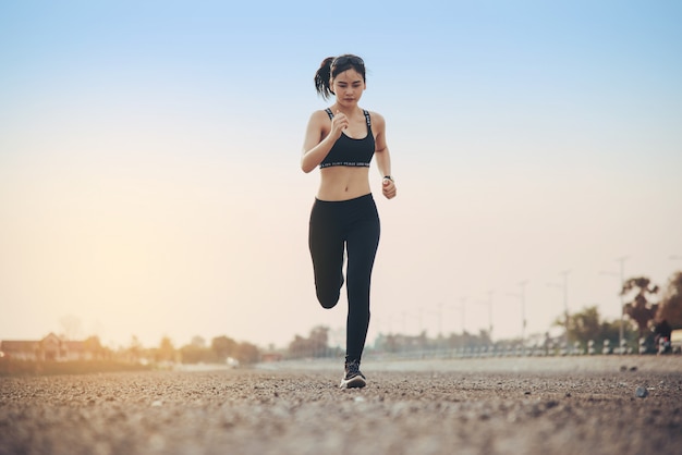 joven corredor de fitness mujer