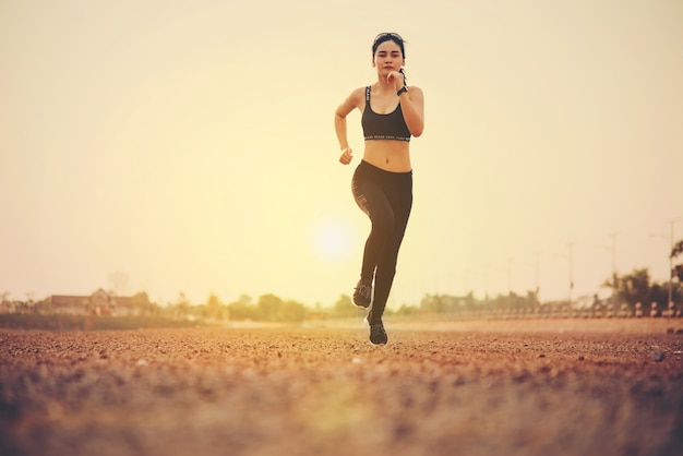 joven corredor de fitness mujer