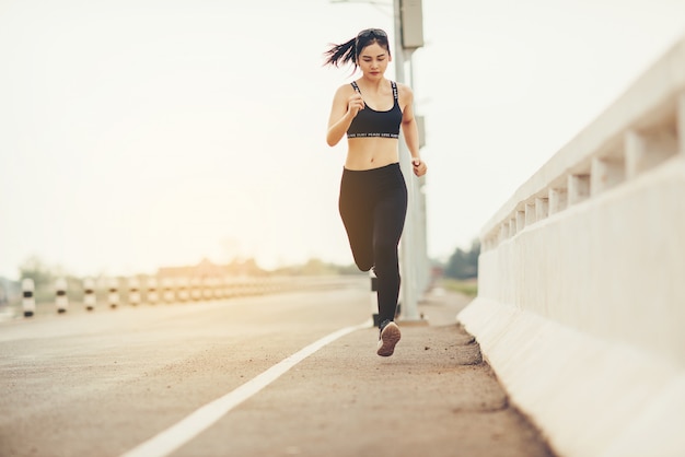 joven corredor de fitness mujer