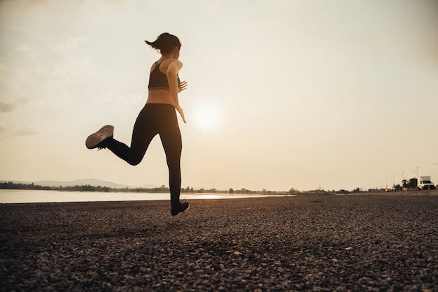 Foto gratuita joven corredor de fitness mujer