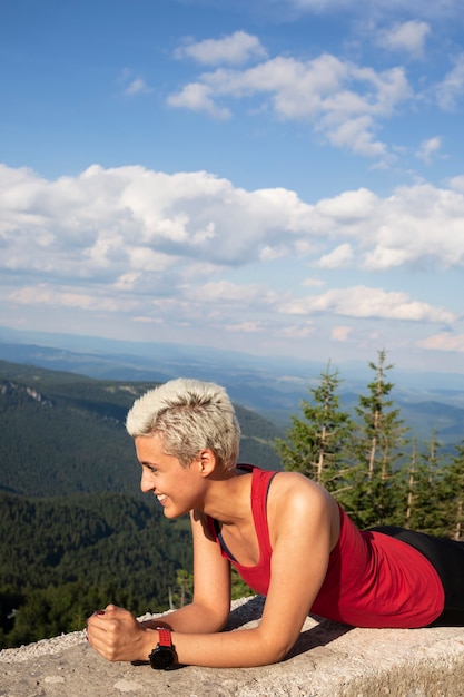 Joven corredora en la naturaleza