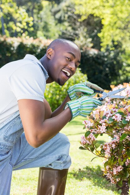 Joven cortando flores