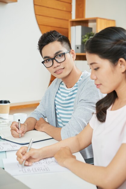 Joven con coworking mujer en oficina