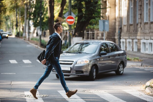 Joven cruza la calle