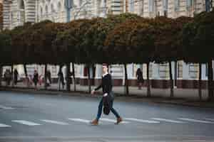 Foto gratuita joven cruza la calle