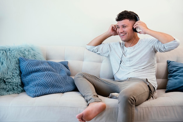 Joven en cuarentena en casa